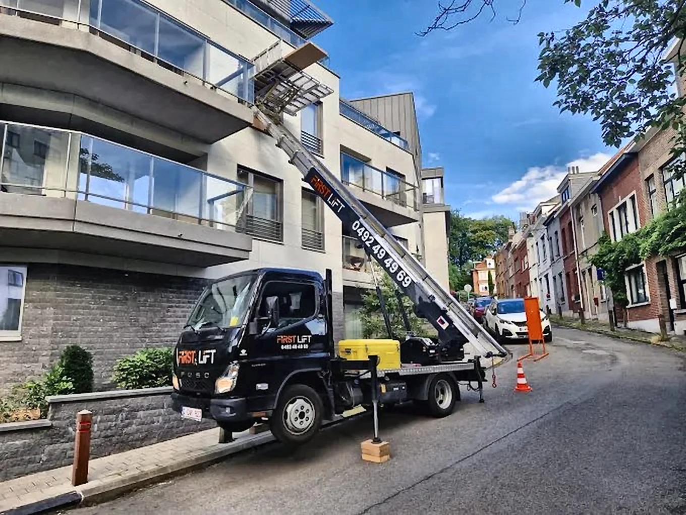 Opérateur FLS Moving en pleine manutention d'objets lourds