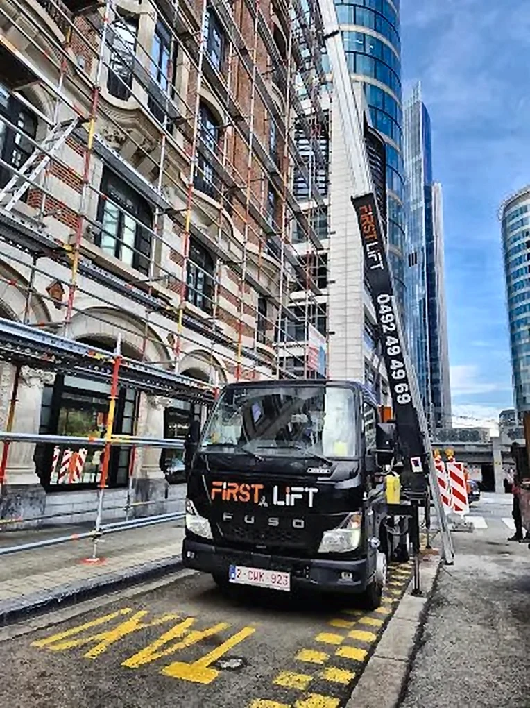 Lift FLS Moving installé sur façade d'immeuble à Ixelles