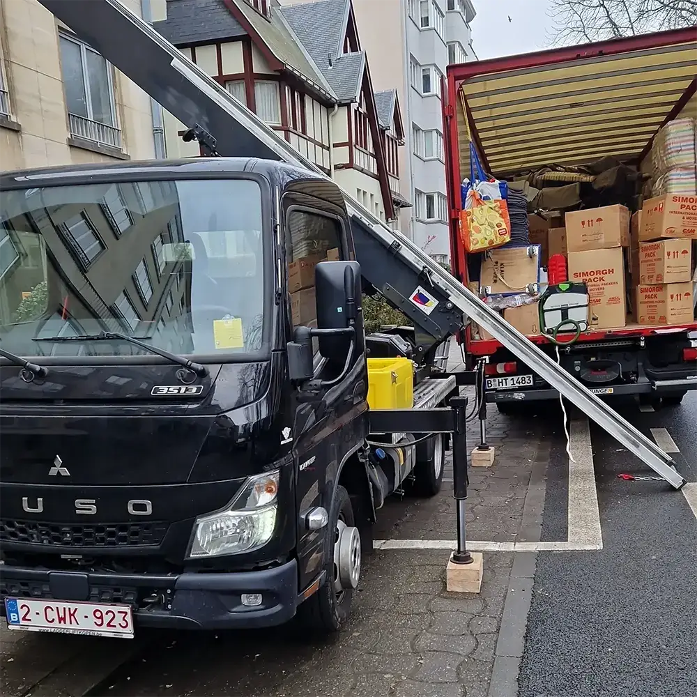 Déménageur FLS Moving en train de décharger des cartons d'un utilitaire